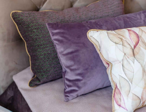 Бархат, жаккард, хлопок, шенилл и металлизированные ленточки.